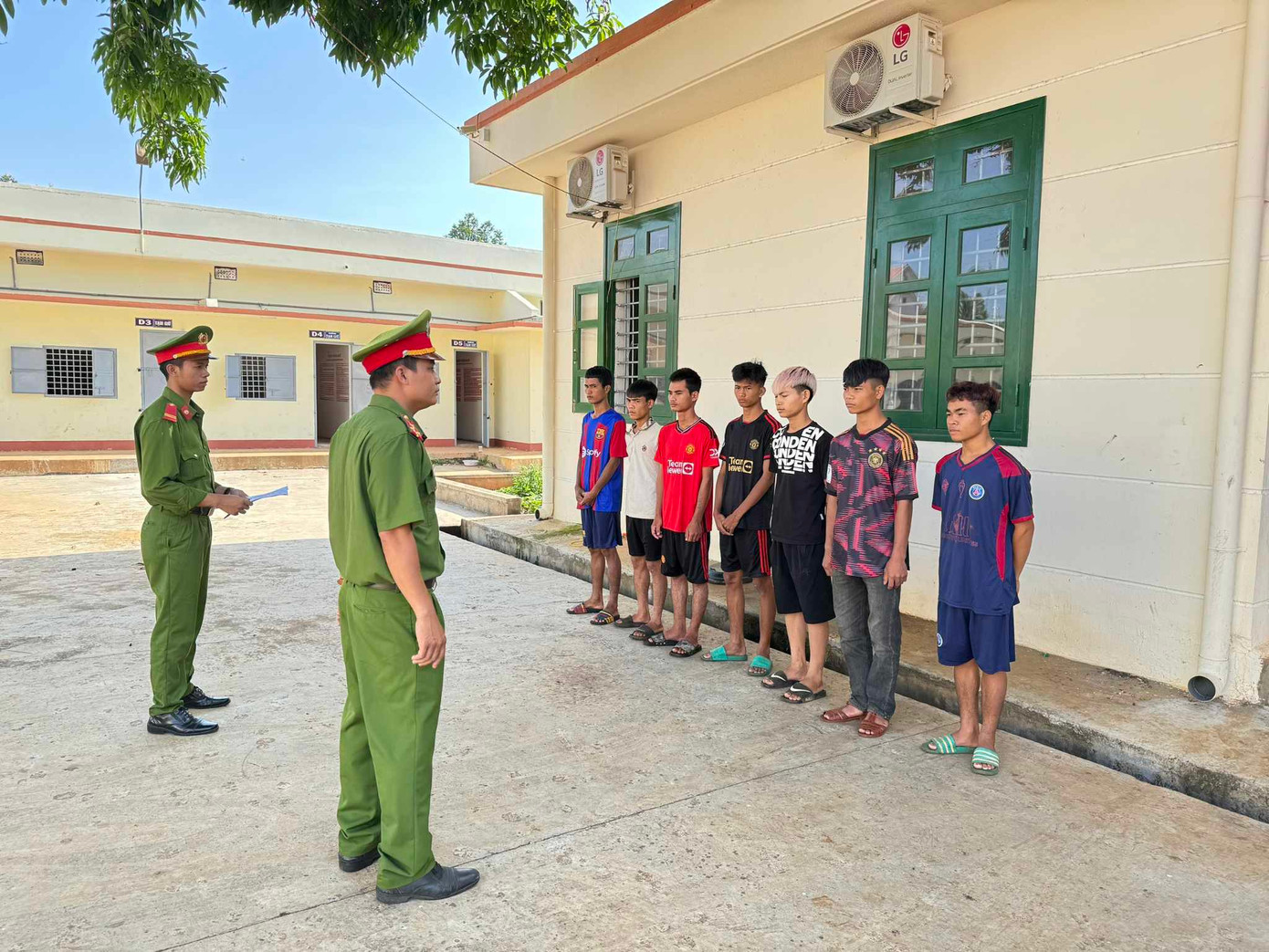 Nhóm đối tượng tại cơ quan công an Nhóm đối tượng tại cơ quan công an