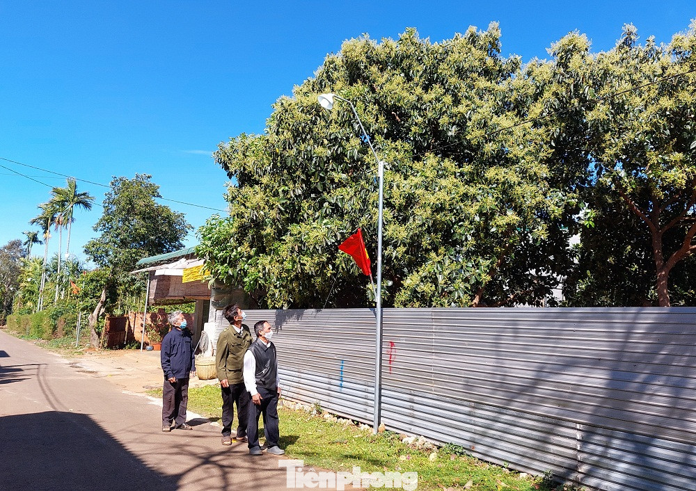 Người dân phấn khởi trước những công trình thắp sáng đường quê được đoàn thanh niên lắp đặt