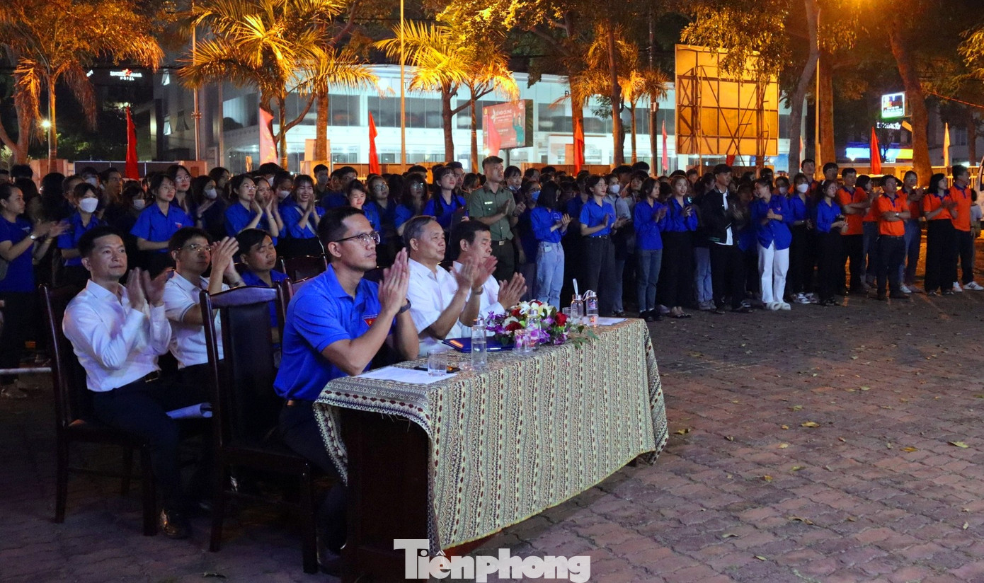 Đại biểu, đoàn viên thanh niên tham gia chương trình hưởng ứng Giờ Trái đất.