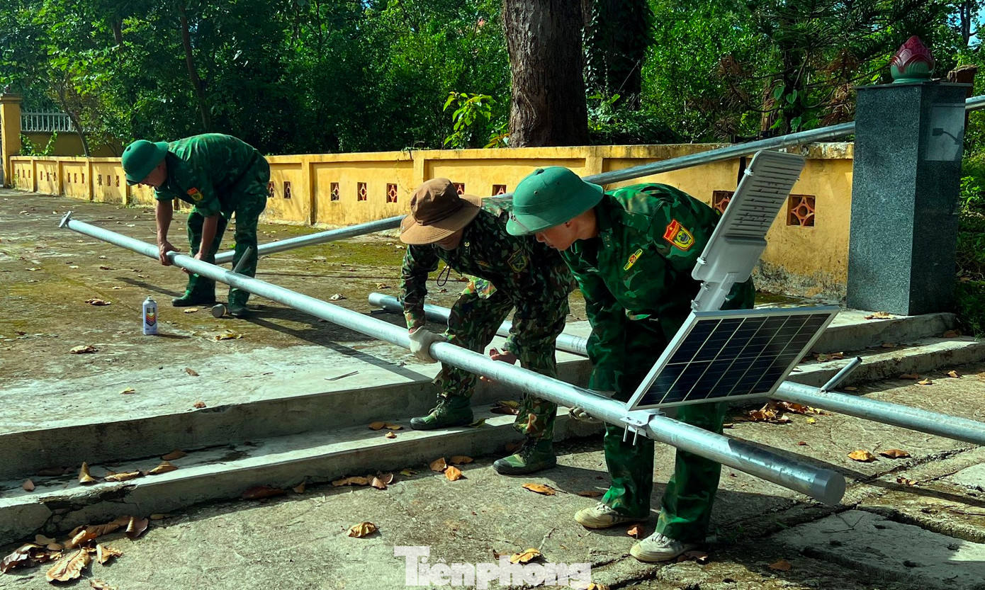 Tuổi trẻ bộ đội biên phòng thi công công trình thắp sáng đường quê