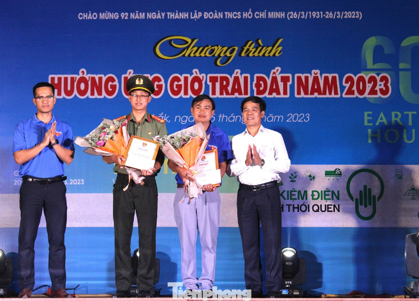 Hai đơn vị có video/clip ấn tượng tại cuộc thi “Ý tưởng, mô hình khởi nghiệp, lập nghiệp trong bảo vệ môi trường, ứng phó biến đổi khí hậu” được trao giấy chứng nhận