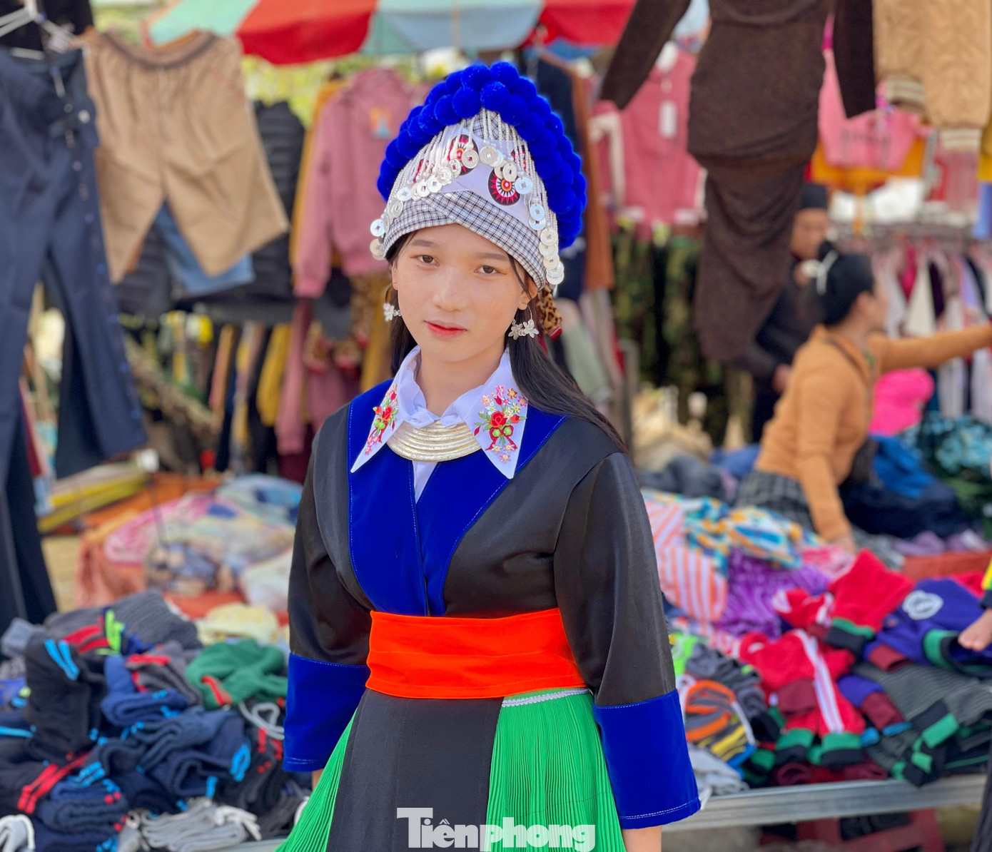 Thiếu nữ H’Mông khoe vẻ đẹp trong trang phục truyền thống tại chợ phiên Thiếu nữ H’Mông khoe vẻ đẹp trong trang phục truyền thống tại chợ phiên