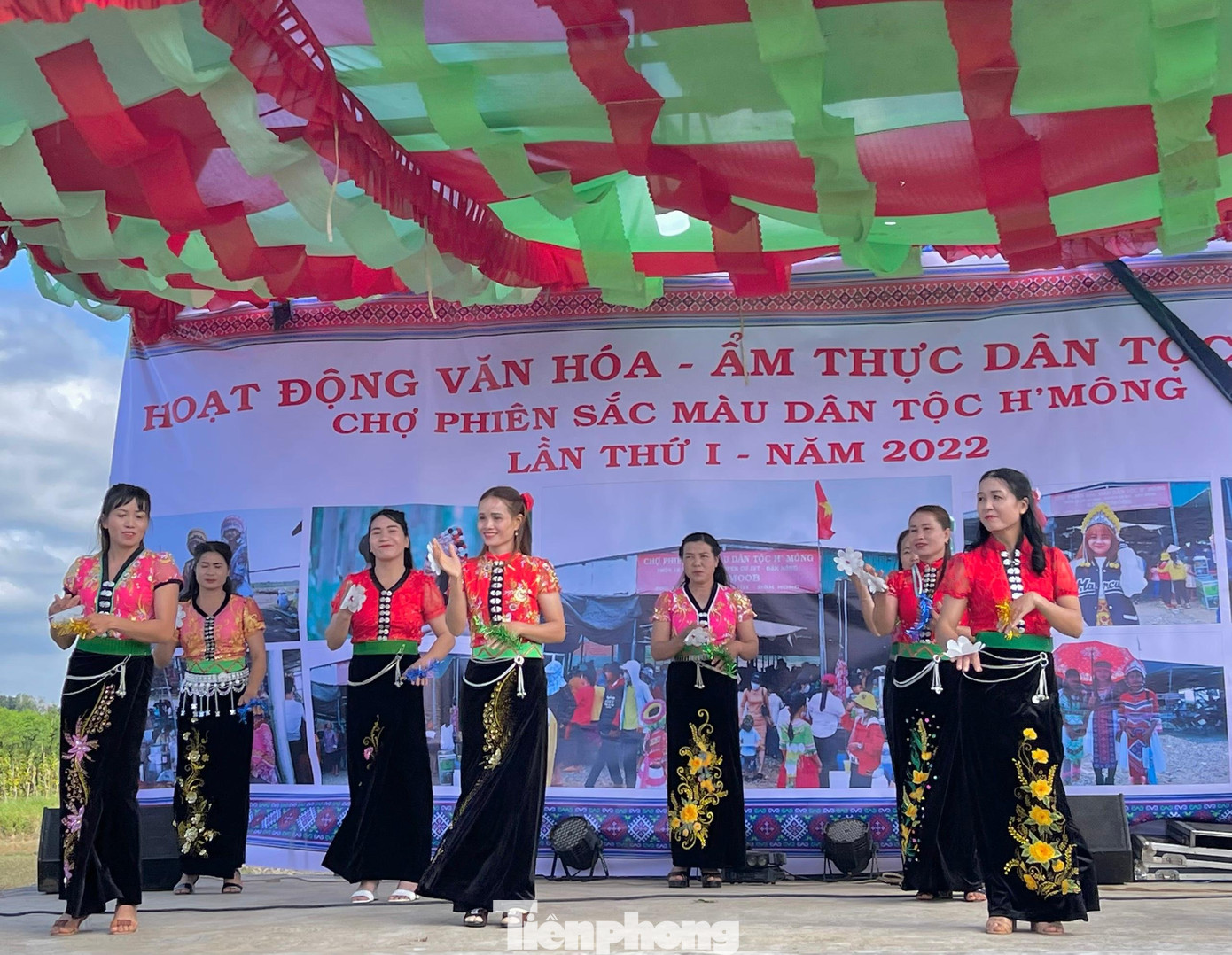 Tiết mục giao lưu văn nghệ giữa các dân tộc tại chợ phiên Tiết mục giao lưu văn nghệ giữa các dân tộc tại chợ phiên