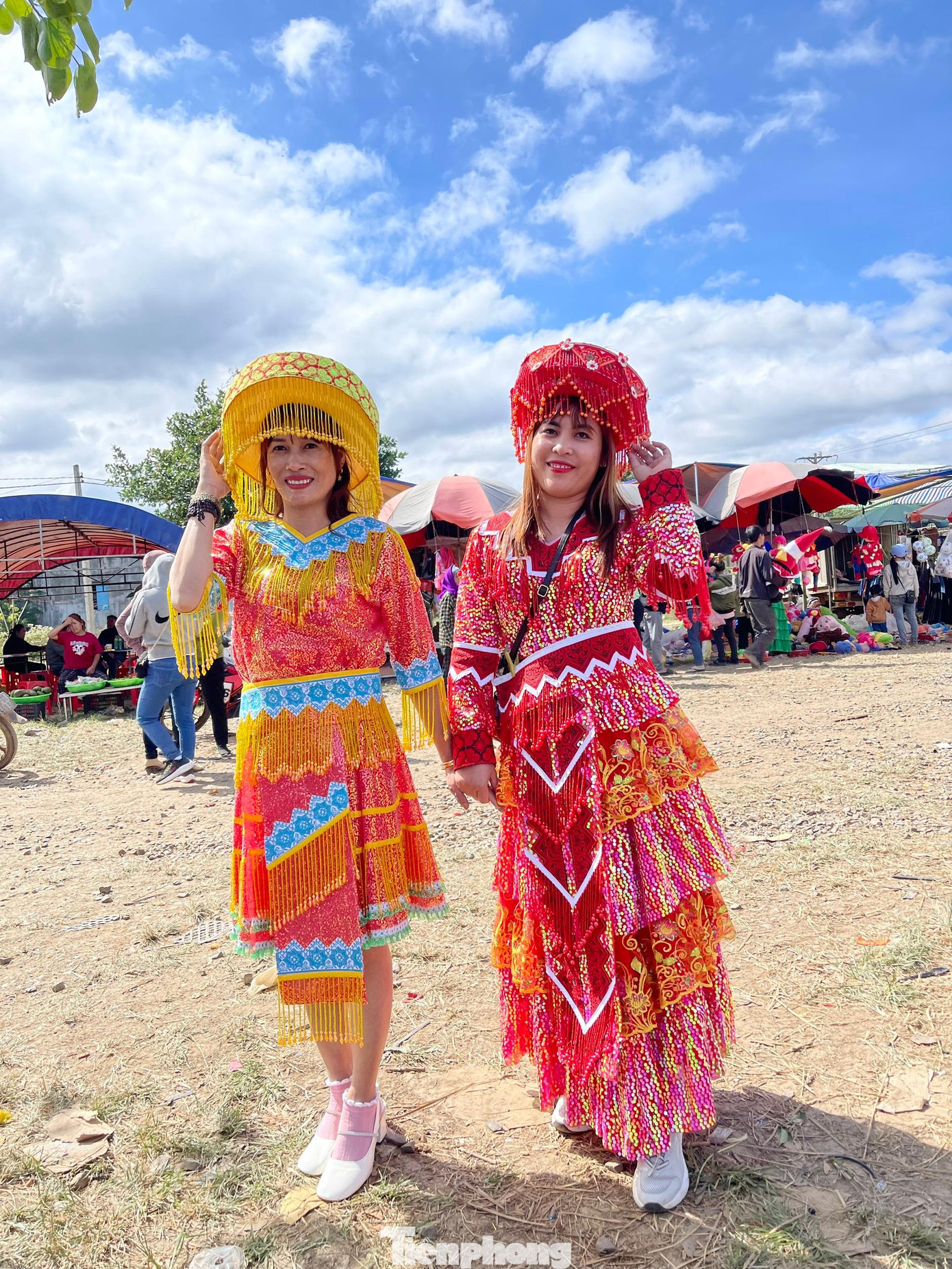 Du khách thích thú thuê trang phục H’Mông chụp ảnh Du khách thích thú thuê trang phục H’Mông chụp ảnh