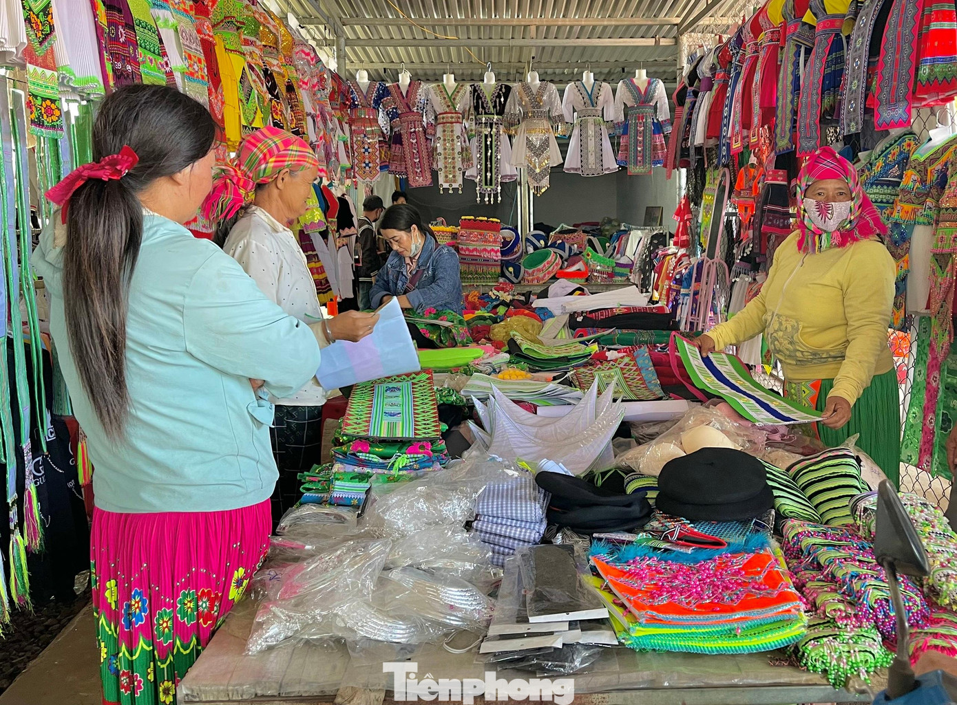 Các bà, các chị ghé gian hàng áo, váy Các bà, các chị ghé gian hàng áo, váy