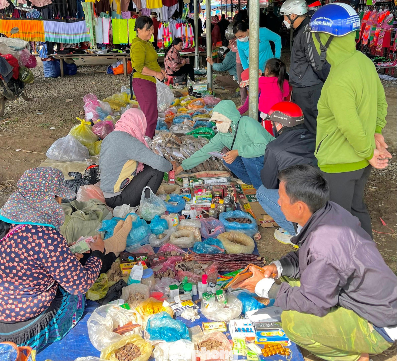 Một số thảo dược, bài thuốc dân gian được bày bán Một số thảo dược, bài thuốc dân gian được bày bán