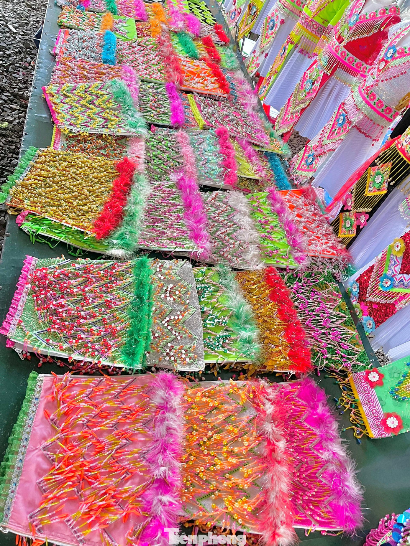 Những tấm vải thổ cẩm đính hoạ tiết được bày bán Những tấm vải thổ cẩm đính hoạ tiết được bày bán