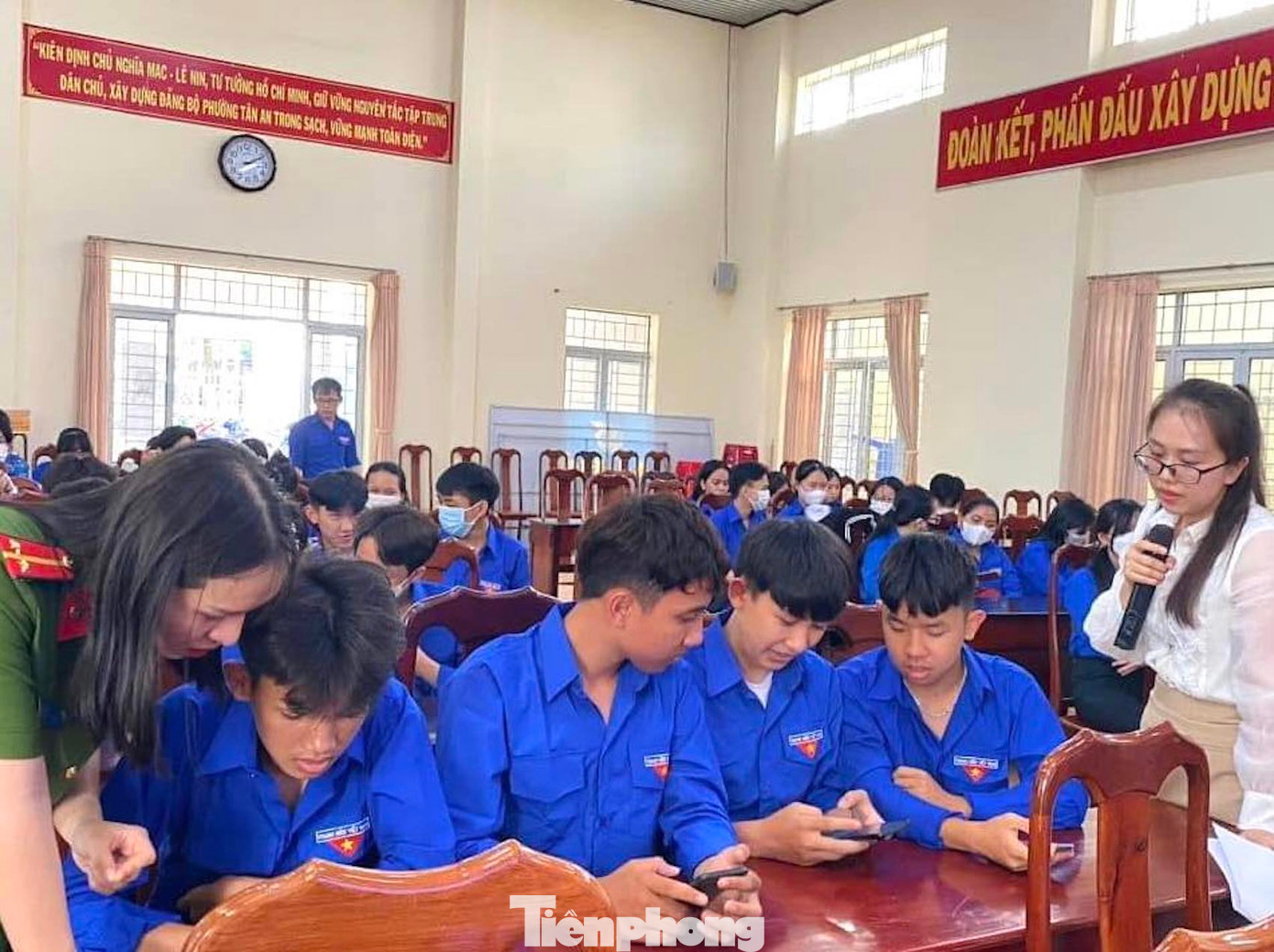 Toàn tỉnh đã thành lập 218 đội hình “Bình dân học vụ số” với 246 hoạt động tập huấn, phổ cập kỹ năng số cho trên 12.000 người dân.