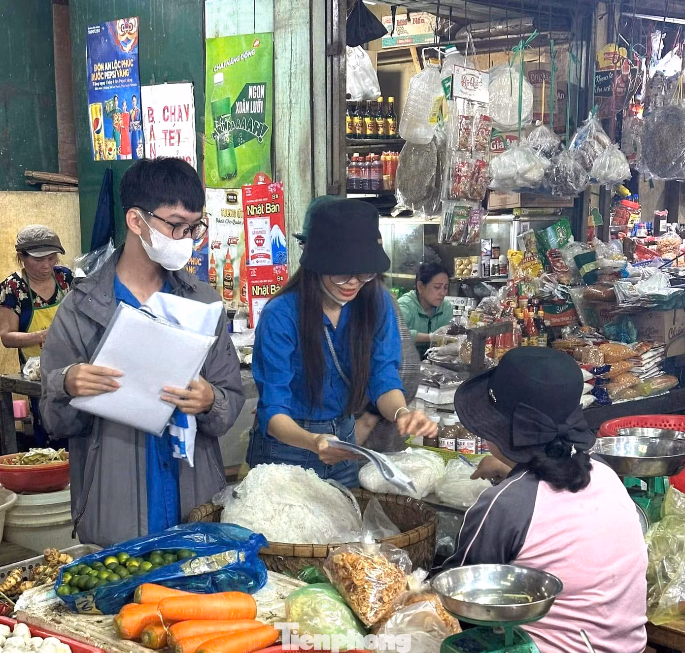 Đoàn phường Thành Công (TP Buôn Ma Thuột) phối hợp cùng các đơn vị triển khai đội hình vận động tiểu thương đăng ký sử dụng mã QR tại chợ Thành Công, góp phần thúc đẩy thanh toán không dùng tiền mặt.