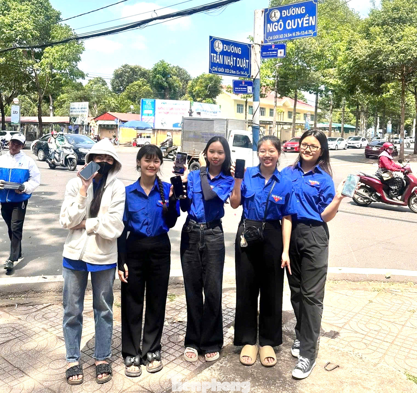 Nhằm góp phần tô điểm cảnh quan và mang lại những giá trị lịch sử, truyền thống đến với du khách và nhân dân, Đoàn phường Tân Lợi (TP Buôn Ma Thuột) phối hợp với Đoàn - Hội Sinh viên trường Đại học Tây Nguyên triển khai mô hình công trình thanh niên “Quét mã QR - Hiểu ngay tuyến phố”. Công trình được triển khai trên 10 tuyến phố trung tâm trên địa bàn với 30 bảng QR bao gồm tiểu sử của các danh nhân lịch sử. Góp phần tô điểm cảnh quan và mang lại những giá trị lịch sử, truyền thống đến với du khách và nhân dân.