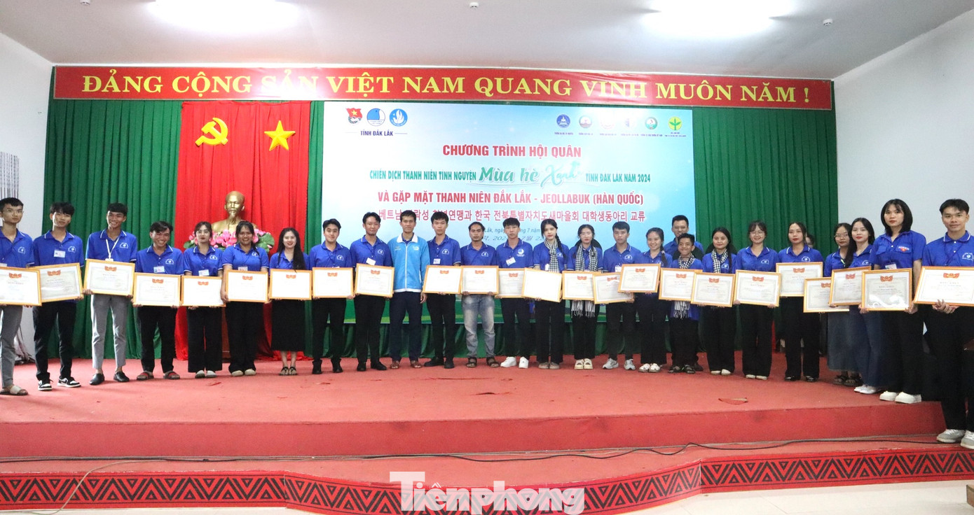 Các cá nhân có thành tích xuất sắc nhận bằng khen