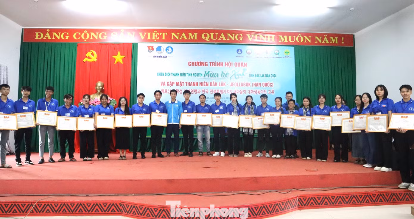 Các cá nhân có thành tích xuất sắc nhận bằng khen