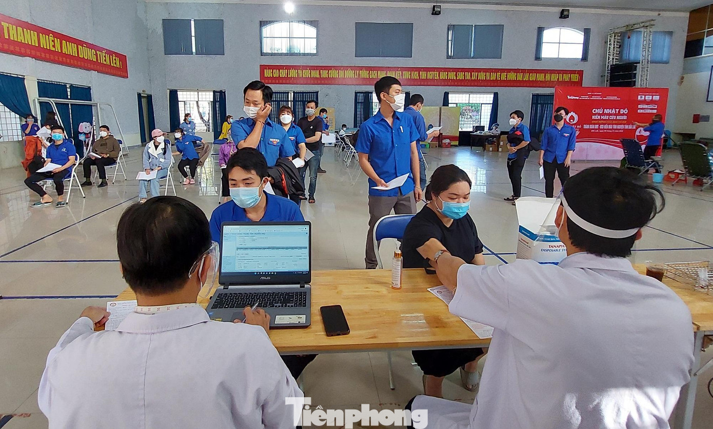 Tình nguyện viên xếp hàng chờ hiến máu Tình nguyện viên xếp hàng chờ hiến máu