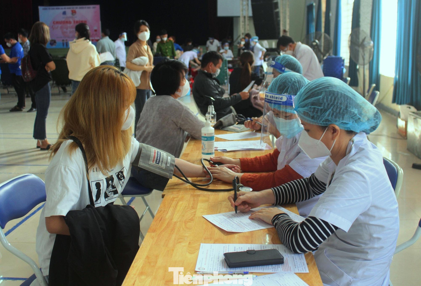 Người hiến máu được khám sàng lọc trước khi hiến Người hiến máu được khám sàng lọc trước khi hiến