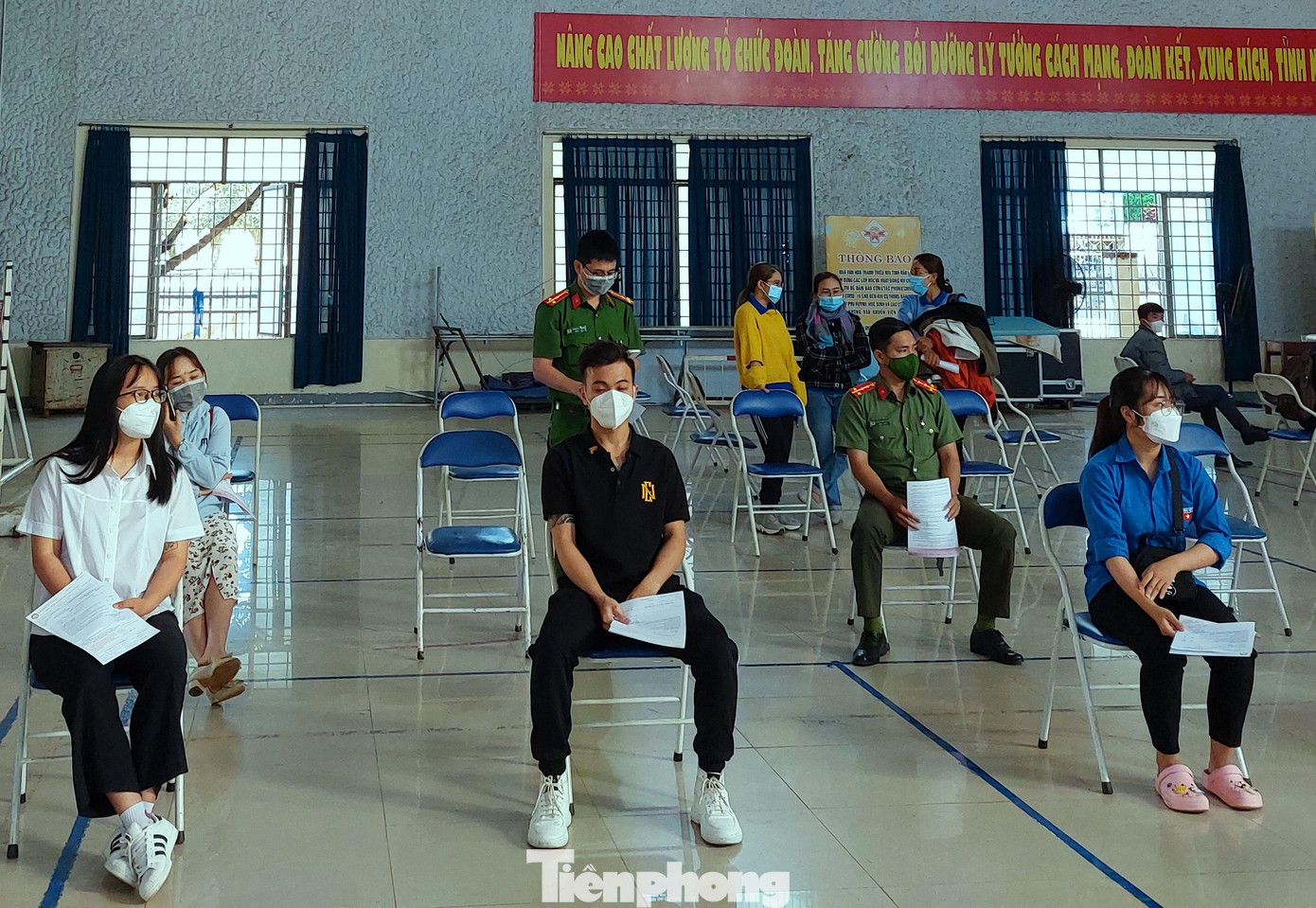 Các chiến sĩ công an và đoàn viên thanh niên chờ hiến máu Các chiến sĩ công an và đoàn viên thanh niên chờ hiến máu