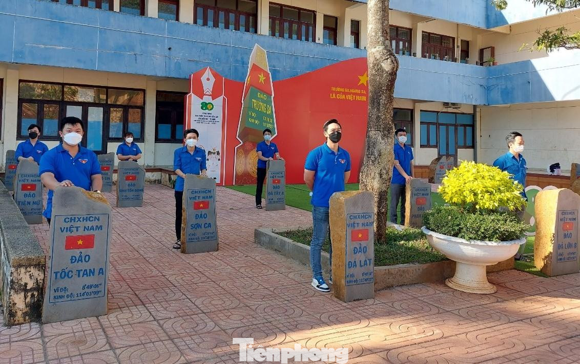 Lực lượng đoàn viên thanh niên hỗ trợ tổ chức chương trình Lực lượng đoàn viên thanh niên hỗ trợ tổ chức chương trình