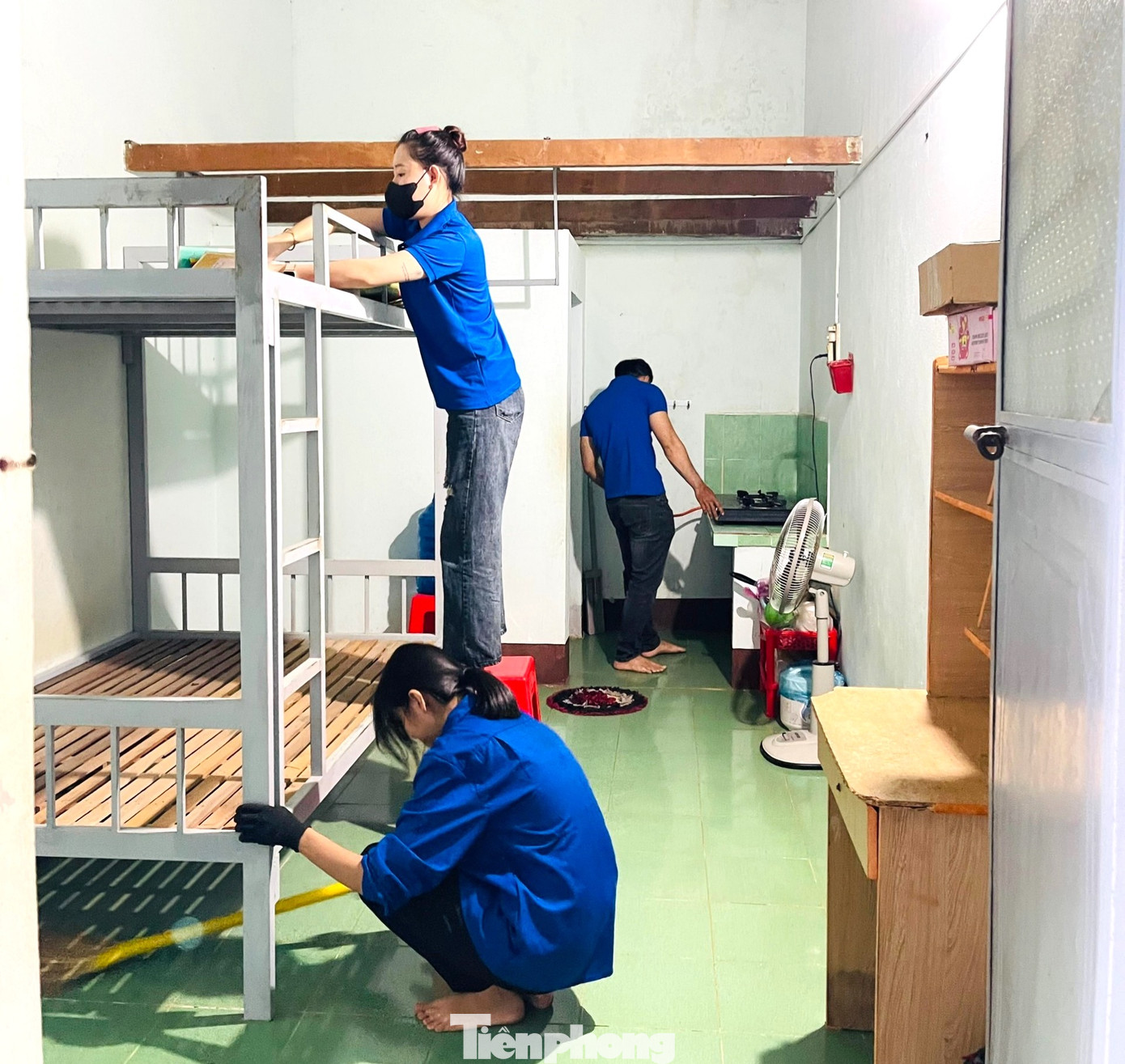 Tình nguyện viên huyện Ea Hleo dọn dẹp phòng trọ đón thí sinh