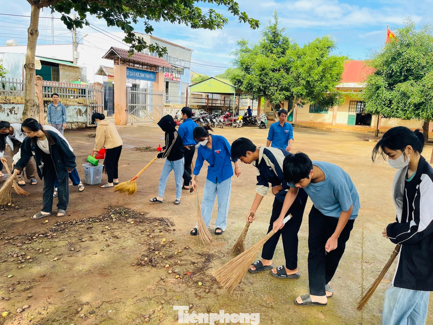 Đoàn viên thanh niên ra quân dọn dẹp vệ sinh tại các điểm thi