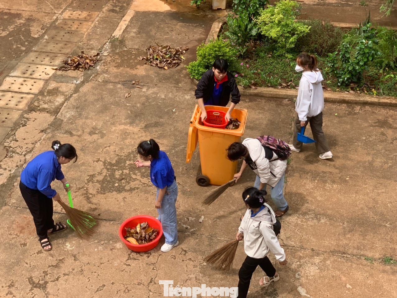 Đoàn viên, thanh niên huyện Cư M'gar vệ sinh các điểm trường