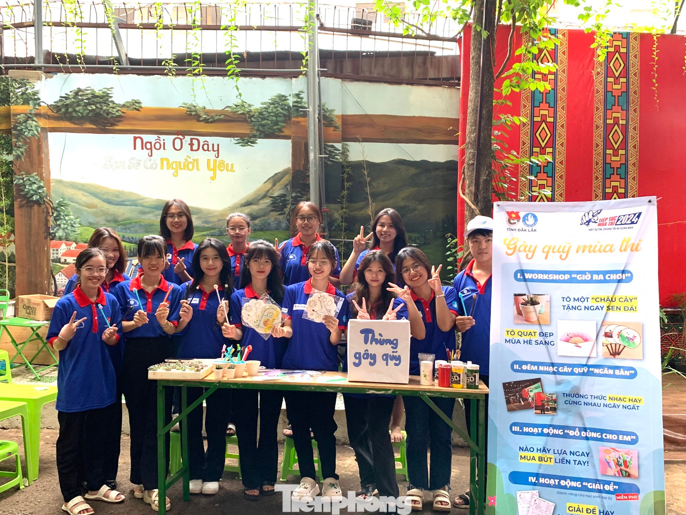 Đội hình tiếp sức mùa thi tỉnh tổ chức các hoạt động gây quỹ để hỗ trợ thí sinh