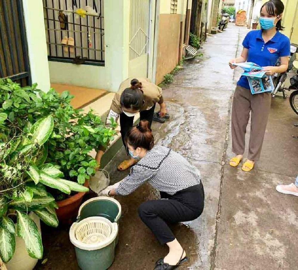 Đoàn thanh niên thành phố Buôn Ma Thuột hướng dẫn người dân dọn vệ sinh nơi ở