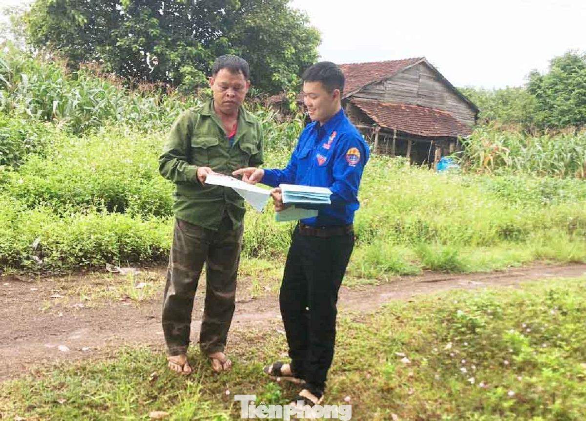 Đoàn thanh niên huyện Cư M'gar đến từng hộ gia đình phát tờ rơi, hướng dẫn người dân