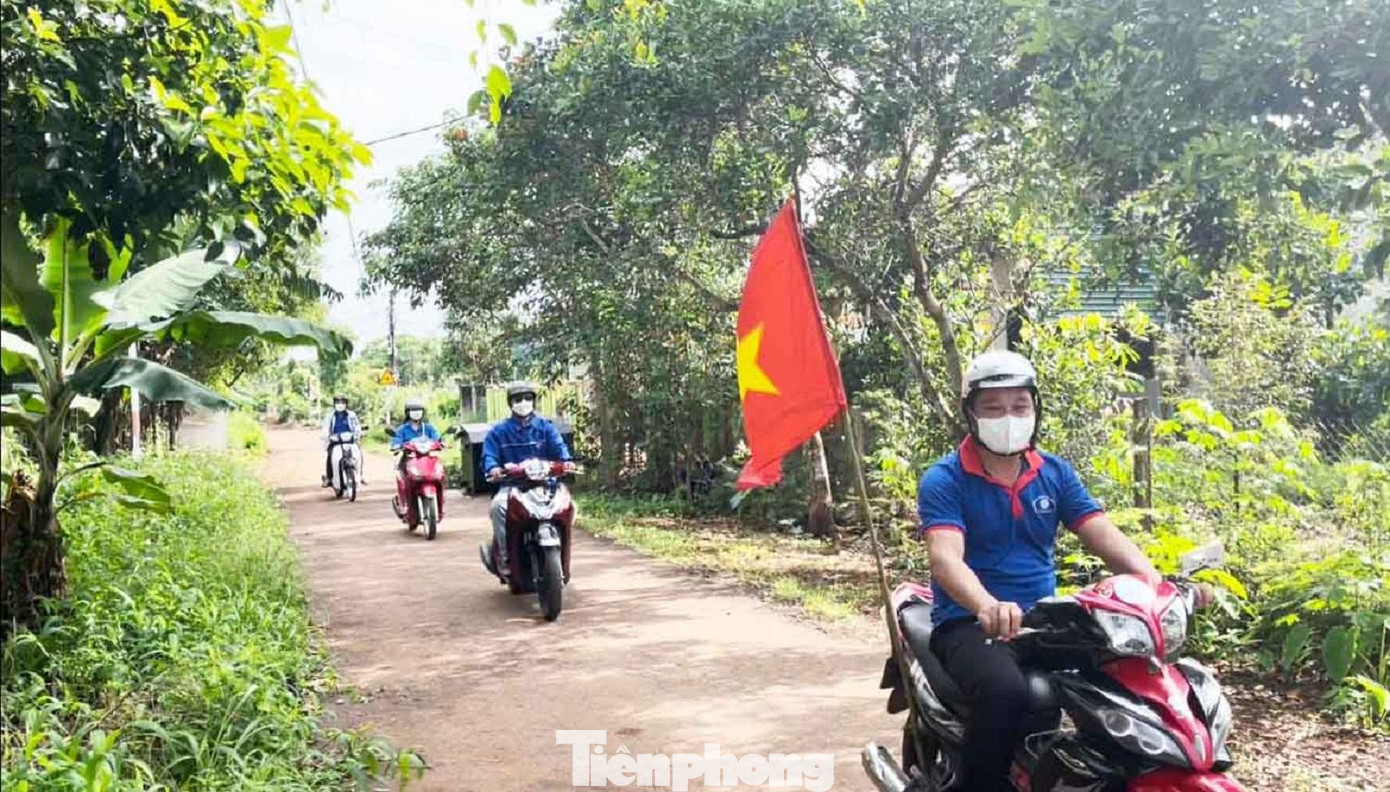 Đoàn thanh niên huyện Cư M'gar chở loa đi tuyên truyền phòng chống sốt xuất huyết