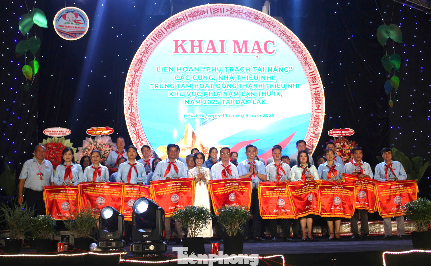 Ban tổ chức tặng cờ lưu niệm cho các đơn vị tham dự