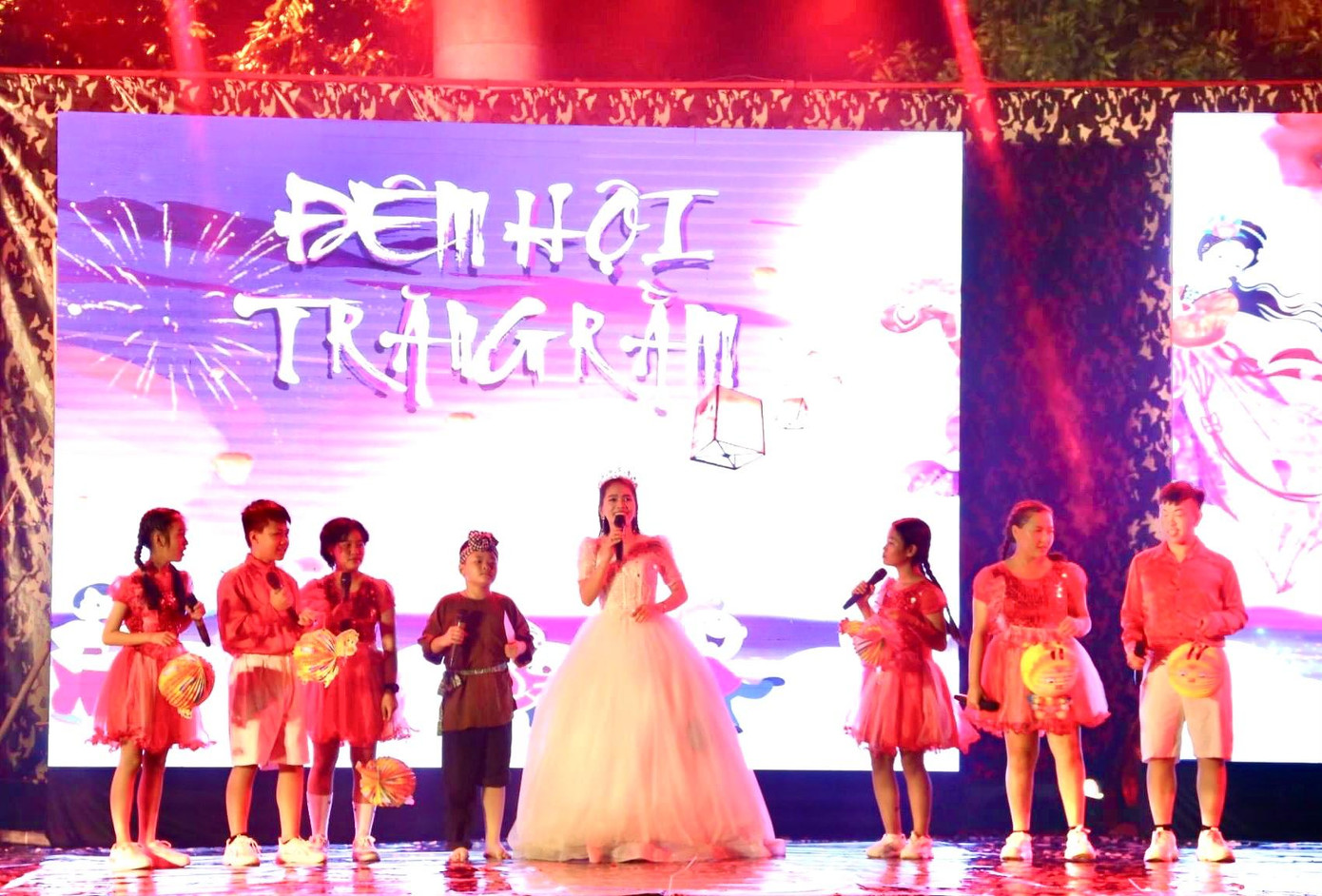 Chị Hằng hát phụ họa "Cuội ơi" tại Đêm hội Trăng rằm