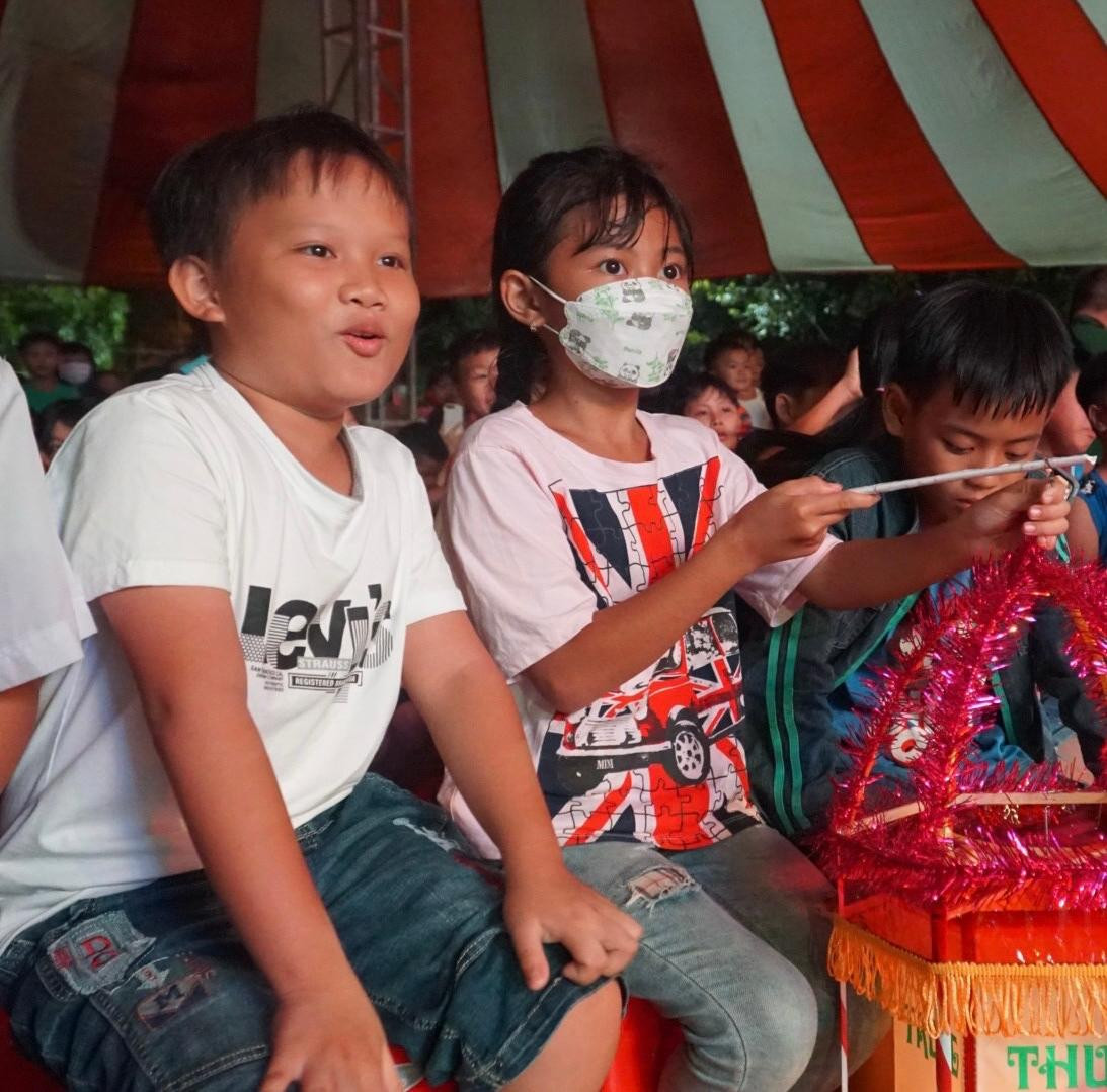 Các em thiếu nhi chăm chú theo dõi tiết mục văn nghệ