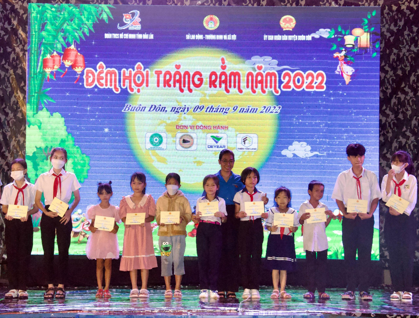 Ban tổ chức chương trình trao tặng 50 suất học bổng trị giá 50 triệu cho thiếu nhi nghèo vượt khó.