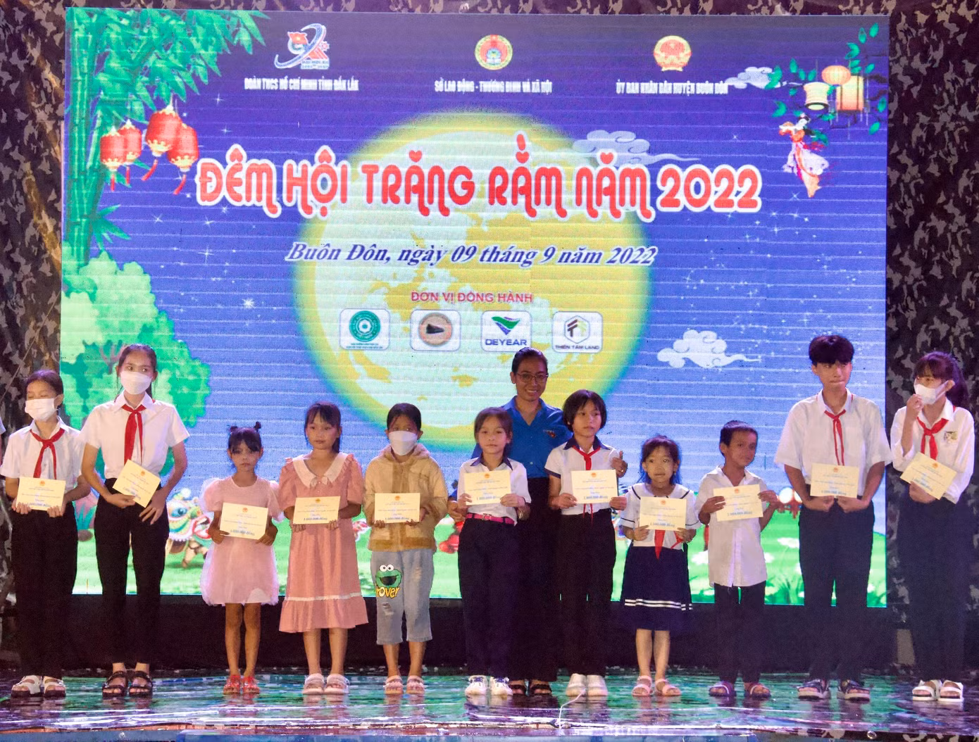 Ban tổ chức chương trình trao tặng 50 suất học bổng trị giá 50 triệu cho thiếu nhi nghèo vượt khó.