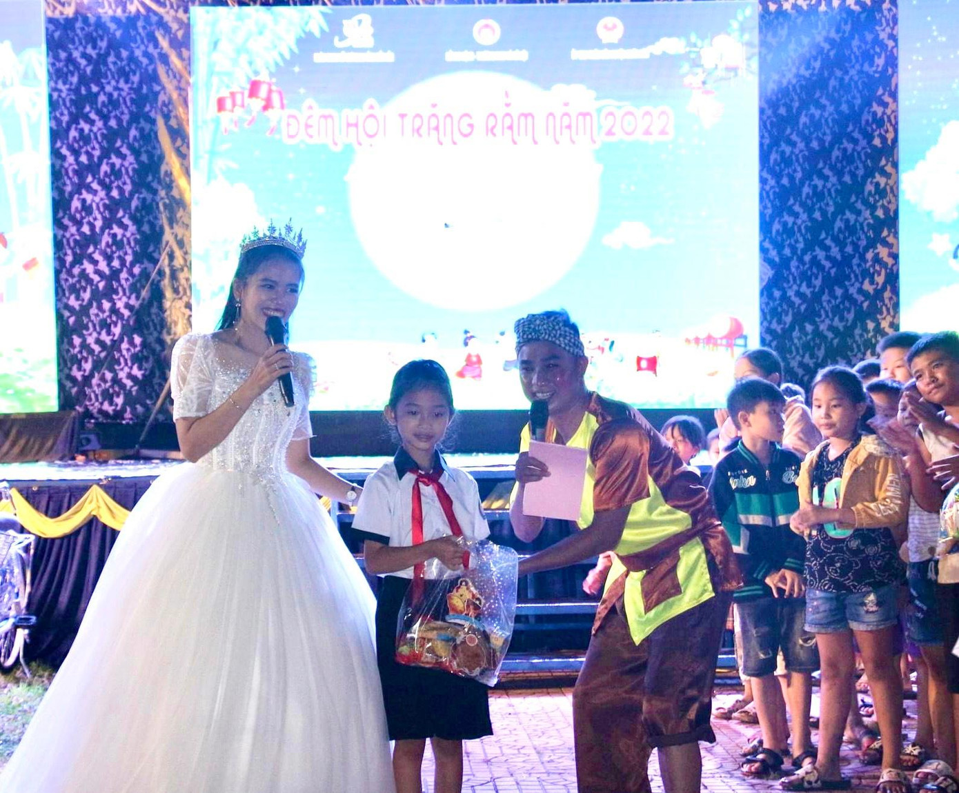 Chương trình cũng dành tặng hơn 1.000 suất quà với tổng trị giá 200 triệu đồng cho thiếu nhi huyện Buôn Đôn (Đắk Lắk). Mỗi suất quà gồm bánh Trung thu, lồng đèn, sữa tươi.