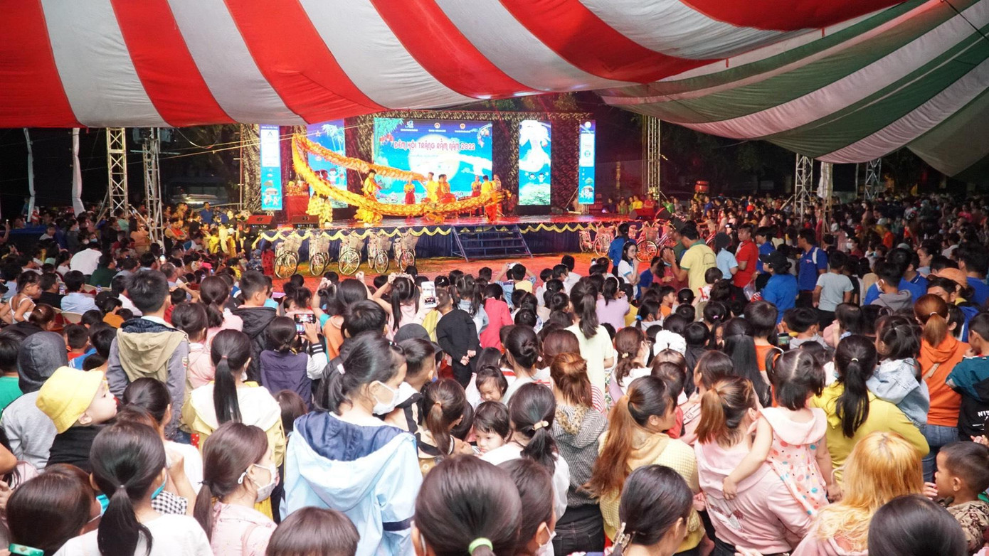 Hơn 1.000 thiếu nhi các dân tộc huyện Buôn Đôn đã được quây quần vui Đêm hội Trăng rằm.