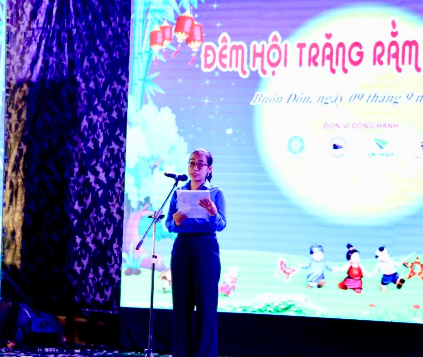 Trong không khí náo nhiệt, vui tươi của Đêm hội Trăng rằm, chị H'Giang Niê, Bí thư Tỉnh Đoàn Đắk Lắk đọc thư của Chủ tịch nước Nguyễn Xuân Phúc gửi các cháu thiếu niên và nhi đồng cả nước.