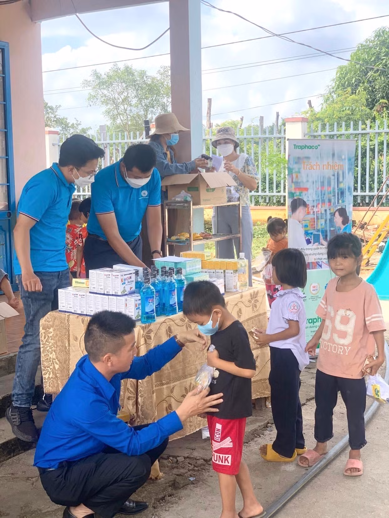 Trước đó, sáng ngày 9/9, Tỉnh Đoàn Đắk Lắk phối hợp Bệnh viện mắt Tây Nguyên, Trạm quân dân y kết hợp buôn Đrang Phốk thuộc Đồn Biên phòng 743 khám và cấp thuốc, tặng bánh Trung thu cho hơn 100 em nhỏ buôn Đrang Phốk (xã Krông Na, huyện Buôn Đôn).