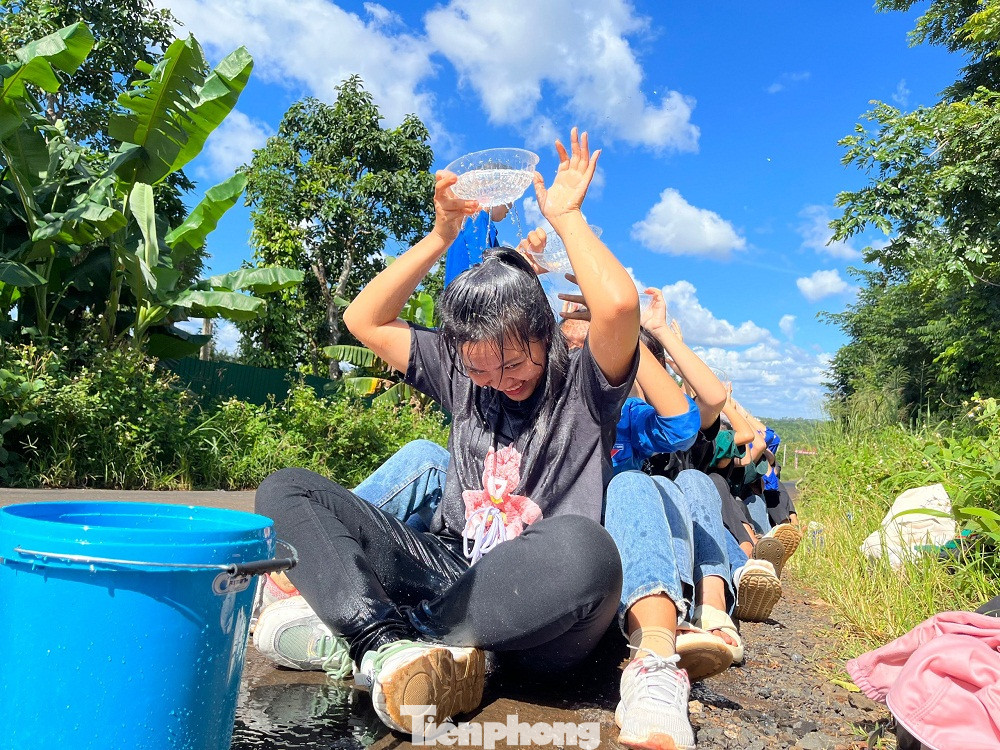 Các trò chơi lớn ấn tượng: chuyền nước, chuyền bột, chuyền dây thun, vận chuyển hàng hoá, tìm kho báu, múa hát ... Các trò chơi lớn ấn tượng: chuyền nước, chuyền bột, chuyền dây thun, vận chuyển hàng hoá, tìm kho báu, múa hát ...