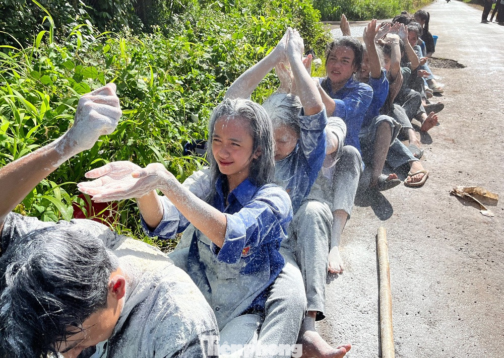 Trò chơi chuyền bột thu hút nhiều đoàn viên thanh niên tham gia Trò chơi chuyền bột thu hút nhiều đoàn viên thanh niên tham gia
