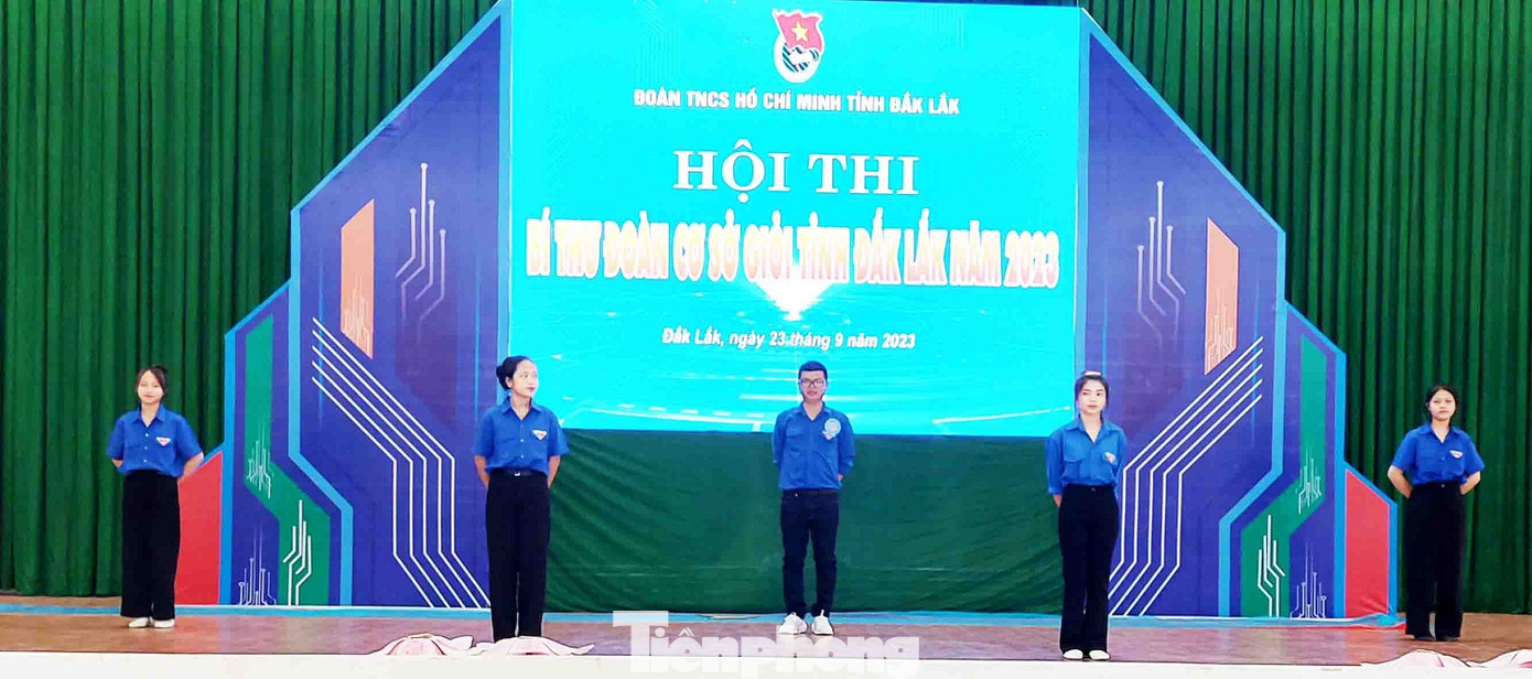 Các thí sinh trải qua 2 phần thi Các thí sinh trải qua 2 phần thi