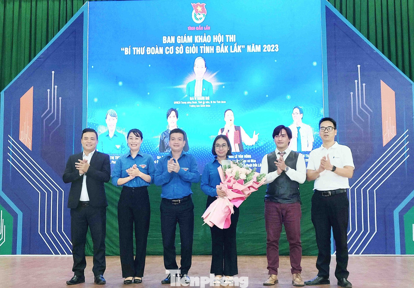 Ban tổ chức tặng hoa cho Ban giám khảo hội thi Ban tổ chức tặng hoa cho Ban giám khảo hội thi