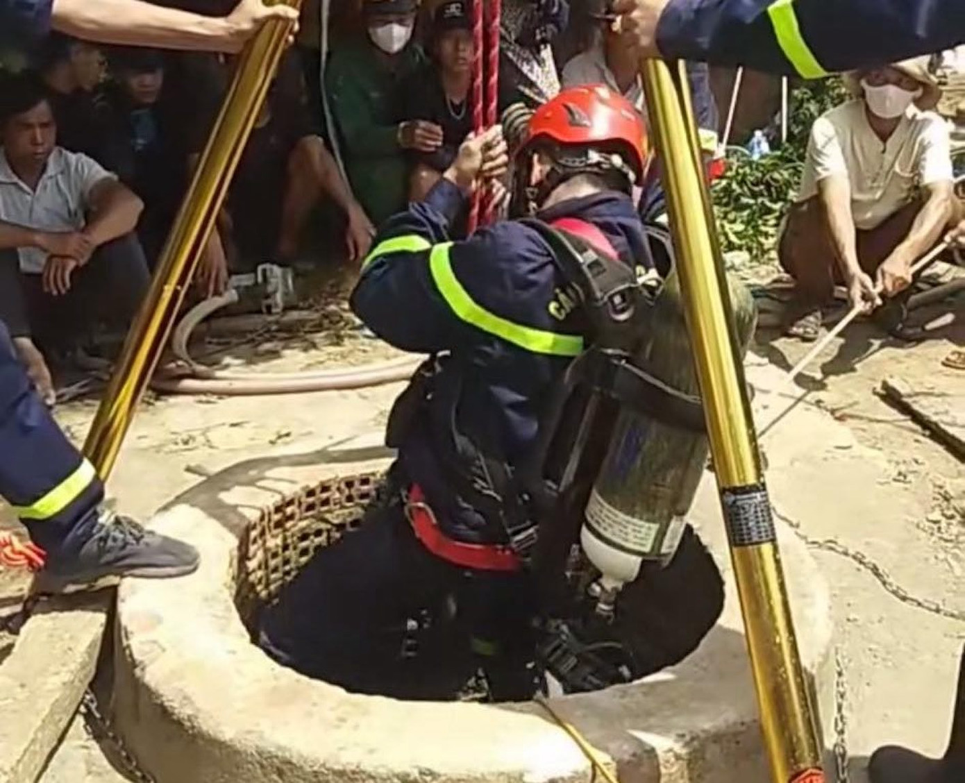 Lực lượng chức năng xuống giếng trục vớt thi thể các nạn nhân Lực lượng chức năng xuống giếng trục vớt thi thể các nạn nhân