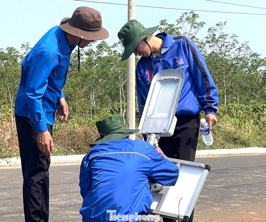 Đoàn thanh niên thực hiện tuyến đường sáng, xanh, sạch, đẹp