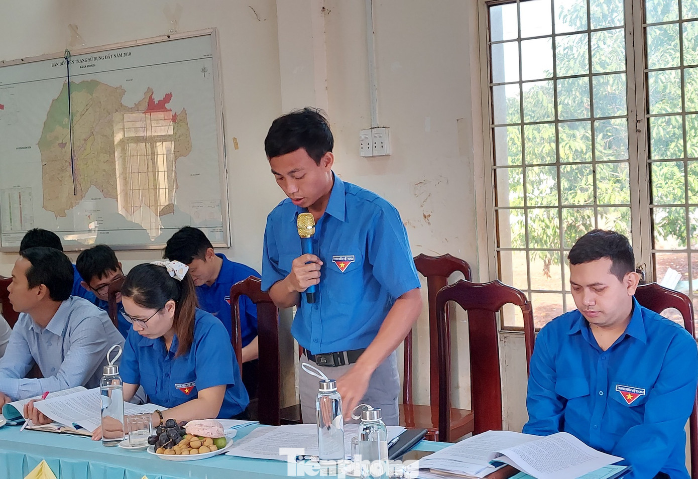 Bí thư đoàn xã Quảng Hiệp nêu các khó khăn vướng mắc trong công tác đoàn của địa phương tại buổi làm việc.