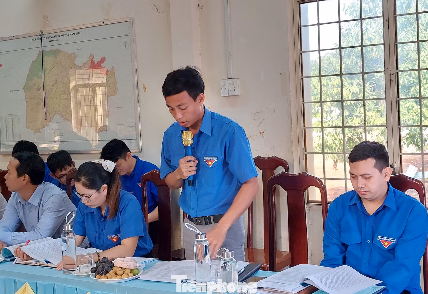 Bí thư đoàn xã Quảng Hiệp nêu các khó khăn vướng mắc trong công tác đoàn của địa phương tại buổi làm việc.