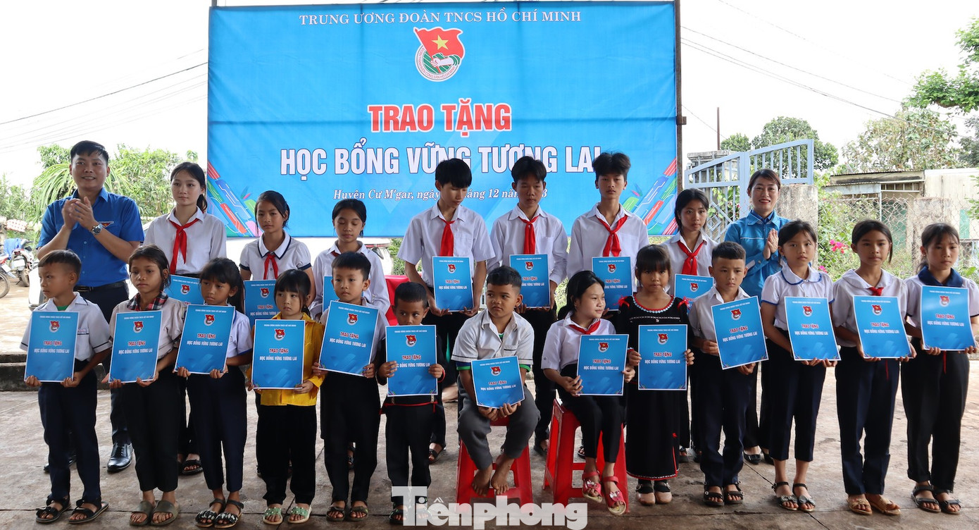 Học sinh hoàn cảnh khó khăn nhận học bổng.