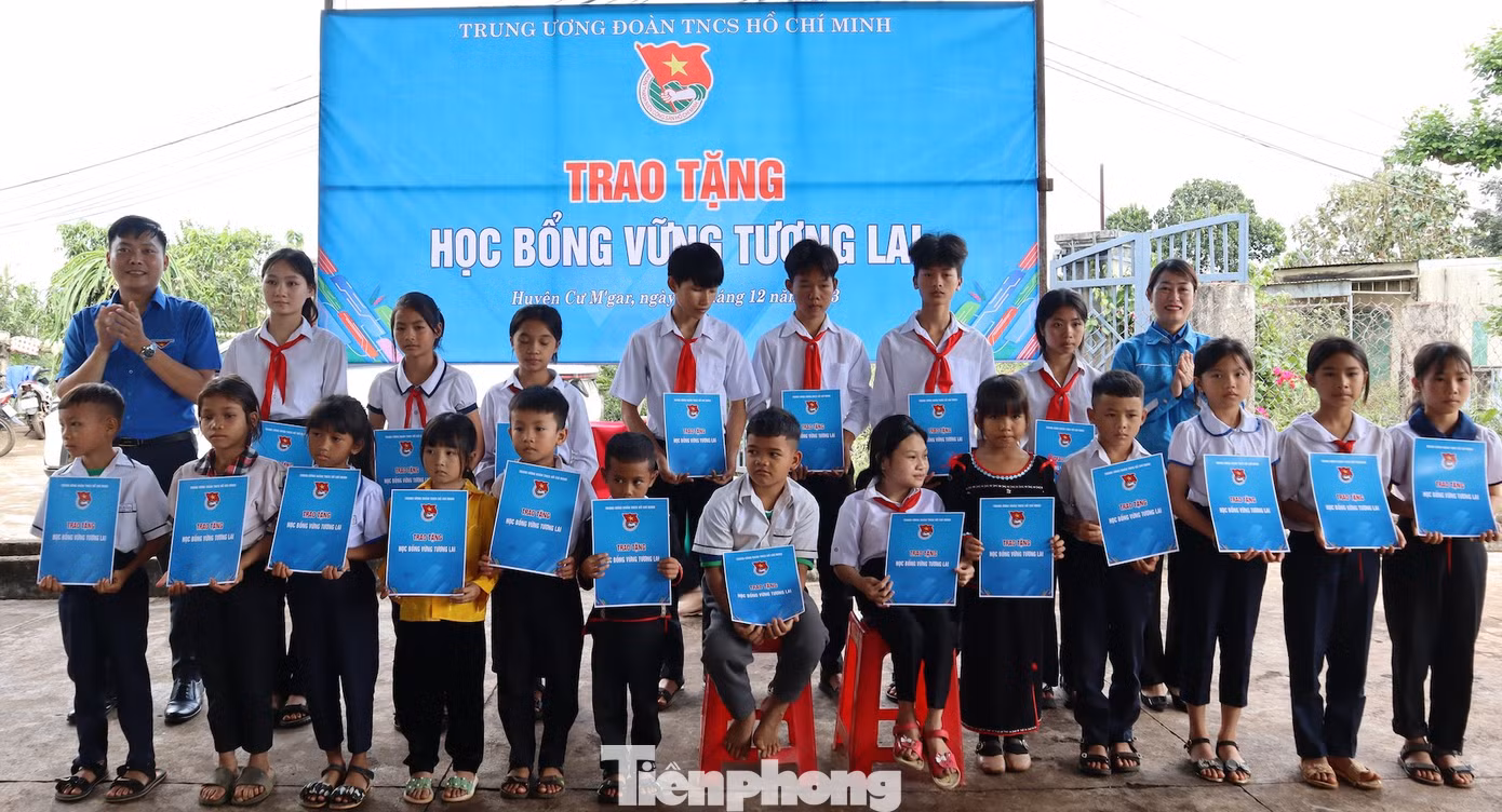 Học sinh hoàn cảnh khó khăn nhận học bổng.