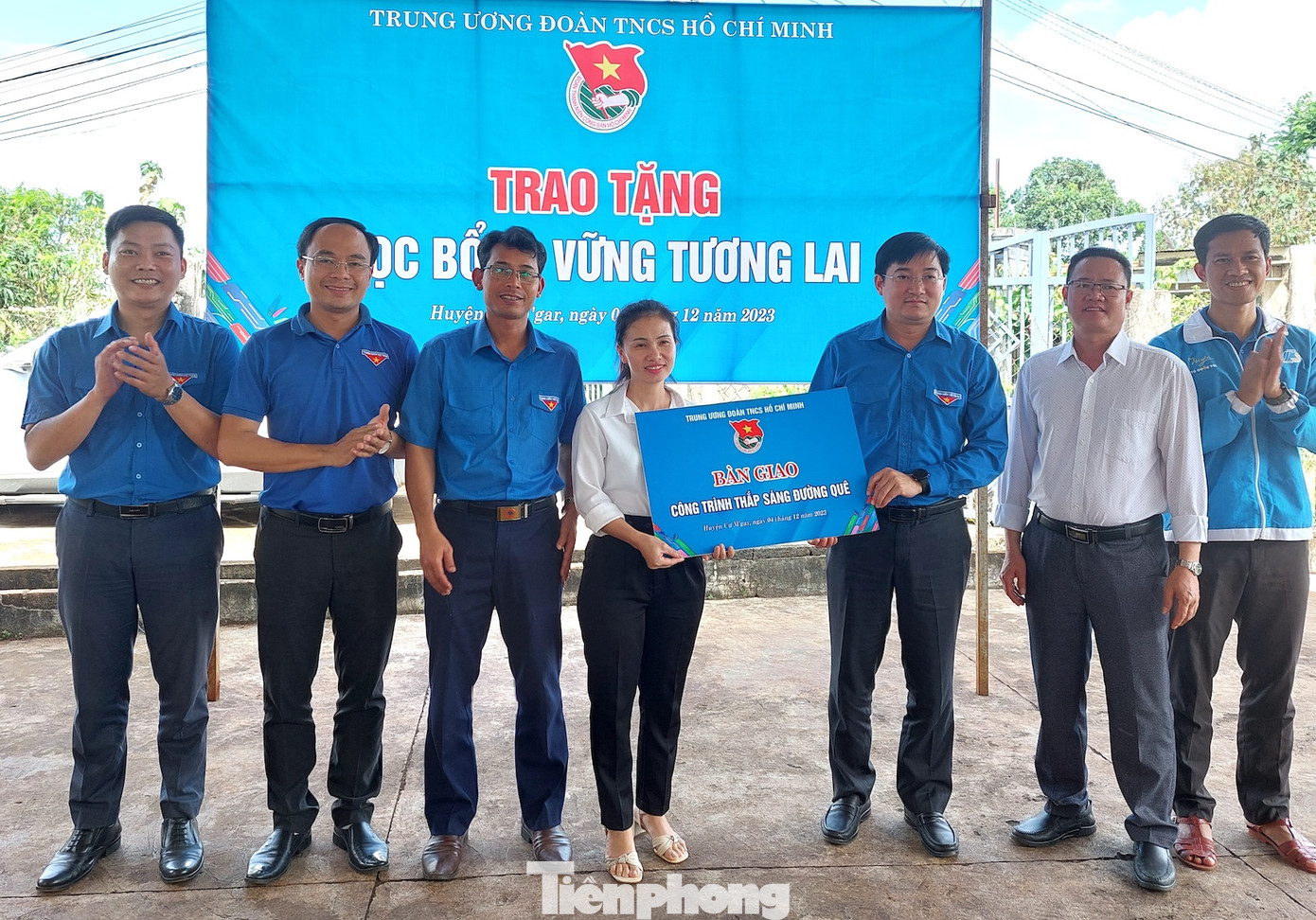 Trung ương Đoàn cùng đoàn các tỉnh Tây Nguyên bàn giao công trình thanh niên cho thôn Đồng Tâm.