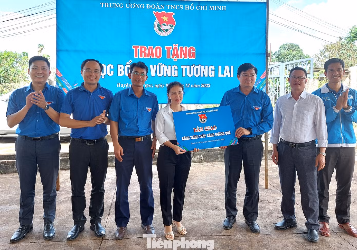 Trung ương Đoàn cùng đoàn các tỉnh Tây Nguyên bàn giao công trình thanh niên cho thôn Đồng Tâm.