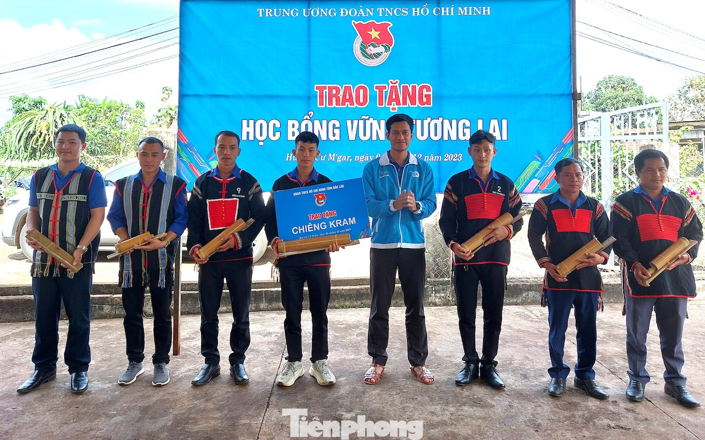 Tỉnh Đoàn Đắk Lắk trao tặng một bộ chiêng tre cho đội chiêng trẻ.