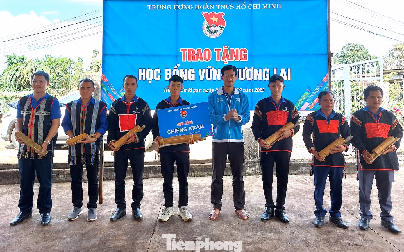 Tỉnh Đoàn Đắk Lắk trao tặng một bộ chiêng tre cho đội chiêng trẻ.